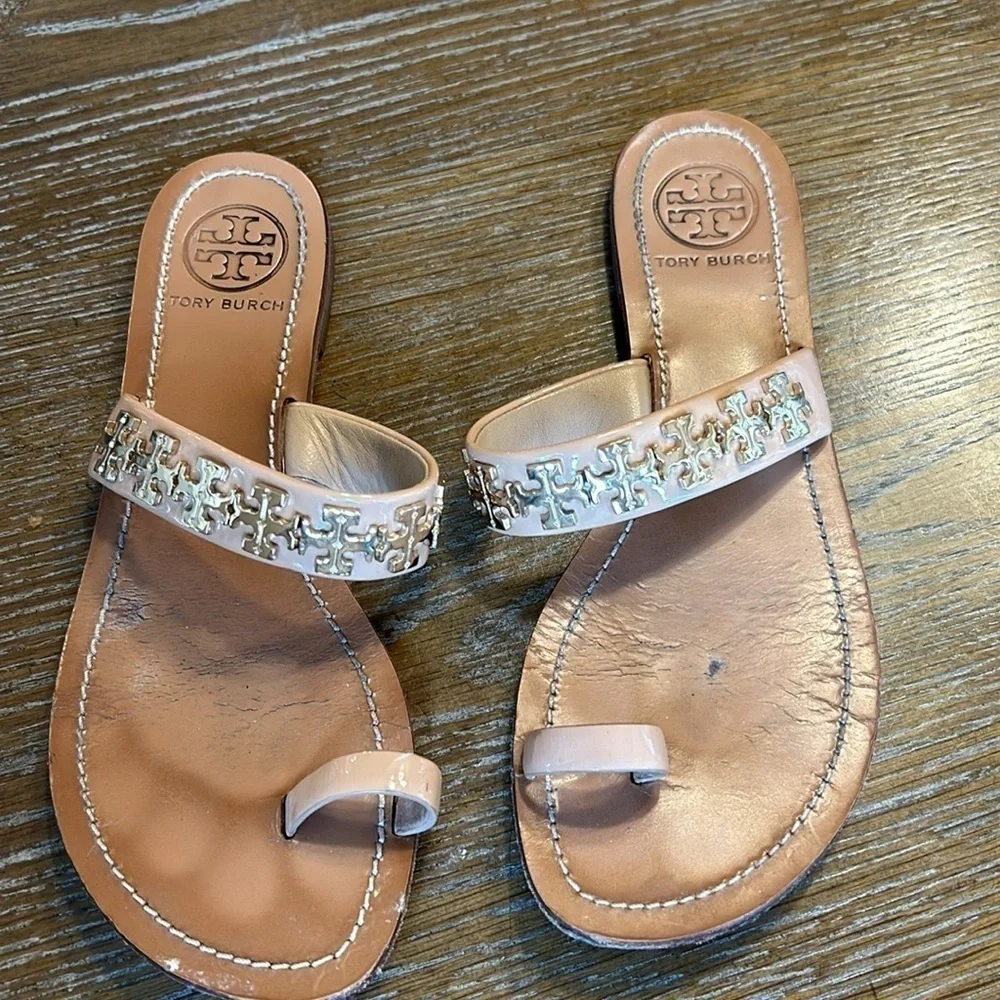 EUC Tory Burch Val Patent Leather Nude Toe Ring Sandal Size 7 1/2